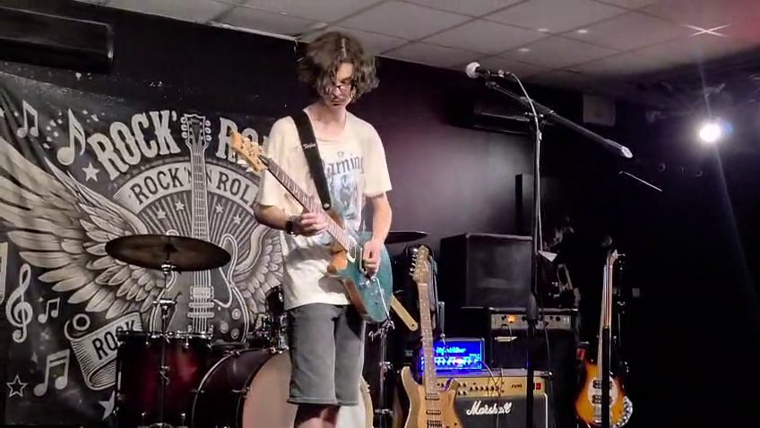 seJul en concert, jouant de la guitare sur 'perfect'